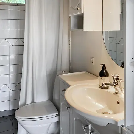 2 Bedroom Awesome In Hébergement de vacances *